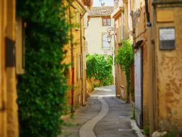 Tyypillinen katukuva Lourmarinissa