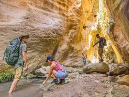 Avakas-rotko on noin 3 km pitkä ja jopa 30 metriä syvä Avakas-rotko on noin 3 km pitkä ja jopa 30 metriä syvä
