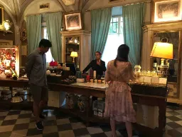 Historiallinen apteekki asiakkaineen ja vanhanaikaisine sisustuksineen Historiallinen apteekki asiakkaineen ja vanhanaikaisine sisustuksineen