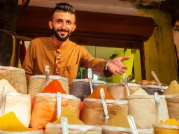 Maustekauppias tuoksuvine mausteineen Maustekauppias tuoksuvine mausteineen