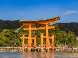 Ikoninen torii-portti Itsukushiman pyhäköllä Miyajimassa