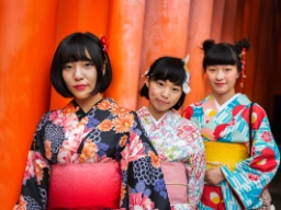 Kimono puetaan aina vasen puoli oikean päälle