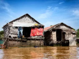 Paalutaloja kelluvassa kylässä Tonle Sap -järvellä Kambodžassa