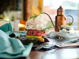 Burger lardon ja tuoreiden yrttien kera Burger lardon ja tuoreiden yrttien kera