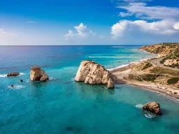 Afroditen kallio, jossa hän myytin mukaan nousi meren vaahdosta Afroditen kallio, jossa hän myytin mukaan nousi meren vaahdosta