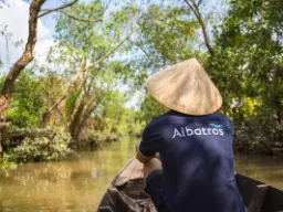 Albatrosin matkanjohtaja edessä