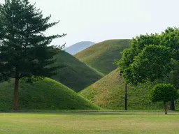 Gyeongjussa sijaitsevan Daereungwon-hauta­kompleksin vaikuttavat nurmikolla peittyneet hautakummut