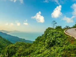 Kaunis ajomatka Hai Van -solan läpi Kaunis ajomatka Hai Van -solan läpi