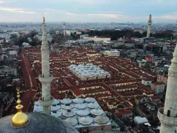 Ylhäältä katsottuna Suuri basaari muistuttaa kattojen ja kupolien labyrinttia