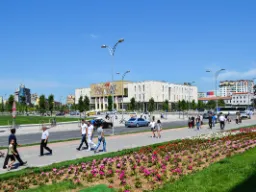 Tiranan keskusaukio Skanderbeg ja taustalla kansallinen historiallinen museo