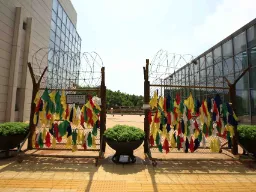 DMZ – värikkäät nauhat aidassa symboloivat toivetta rauhasta ja jälleenyhdistymisestä Pohjois- ja Etelä-Korean välillä