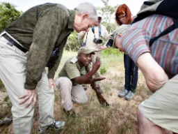 Opas opettaa eläinten jäljistä