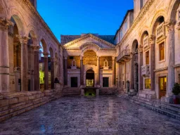 Diocletianuksen palatsi Splitissä – upea roomalainen rakennus vuodelta 300, jossa historia ja nykyaika kohtaavat kaupungin sydämessä