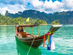 Perinteinen thaimaalainen longtail-vene Khao Sokin kansallispuistossa