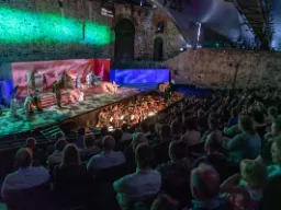 Värikäs kohtaaminen keskiaikaisten muurien ja nykyaikaisen näyttämötaiteen välillä