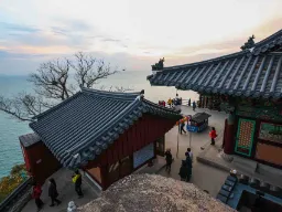 Näköala nautitaan Hyangiram-temppelissä
