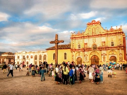 Plaza 31 de Marzo San Cristóbalin katedraalin taustalla