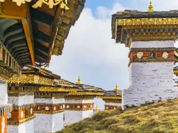 Dochula-sola tunnetaan sen 108 "stupasta", jotka on rakennettu kunniaksi kaatuneille bhutanilaisille sotilaille