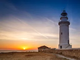 Auringonlasku majakalla Paphoksen arkeologisessa puistossa Auringonlasku majakalla Paphoksen arkeologisessa puistossa