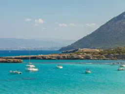 Blue Lagoon Akamasin niemimaalla kirkkaalla ja turkoosinsinisellä vedellä Blue Lagoon Akamasin niemimaalla kirkkaalla ja turkoosinsinisellä vedellä