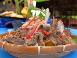 Khorkhog – perinteinen mongolialainen lammasruoka, kypsennetty kuumilla kivillä Khorkhog – perinteinen mongolialainen lammasruoka, kypsennetty kuumilla kivillä