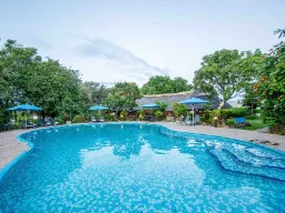 Uima-allas houkuttelee Uima-allas houkuttelee