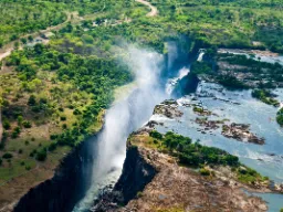 Keskimäärin putoaa noin 1,1 miljoonaa litraa vettä sekunnissa Keskimäärin putoaa noin 1,1 miljoonaa litraa vettä sekunnissa