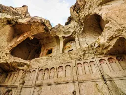 Kallioon hakattu kirkko bysanttilaisine koristeluineen Kappadokiassa Kallioon hakattu kirkko bysanttilaisine koristeluineen Kappadokiassa