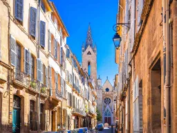 Katukuva Aix-en-Provencesta, taustalla Saint-Sauveur-katedraali