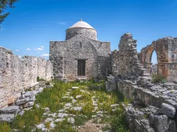 Panagia tou Sinti -luostarin rauniot, yksi merkittävimmistä mutta myös syrjäisimmistä luostareista Kyproksella Panagia tou Sinti -luostarin rauniot, yksi merkittävimmistä mutta myös syrjäisimmistä luostareista Kyproksella