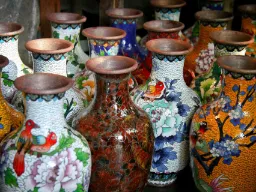 Kiinalaiset cloisonné-maljakot – perinteinen käsityö metallilangalla ja värillisellä emalilla Kiinalaiset cloisonné-maljakot – perinteinen käsityö metallilangalla ja värillisellä emalilla