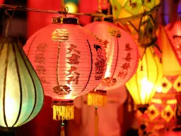Kiinalaiset lyhdyt – juhlan, onnen ja perinteen symboli, erityisesti lyhtyjuhlassa ja uudenvuoden aikaan Kiinalaiset lyhdyt – juhlan, onnen ja perinteen symboli, erityisesti lyhtyjuhlassa ja uudenvuoden aikaan