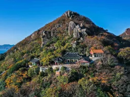 Hyangiram-temppeli Jeollanamissa – kallio­temppeli upealla merinäköalalla, tunnettu pyhiinvaelluskohteena