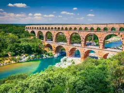 Kuuluisa Pont du Gard, roomalainen akveduktisilta Etelä-Ranskassa rakennettu 100-luvulla jaa.