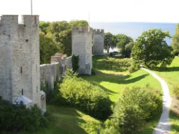Visbyn muuri ympäröi vanhaa kaupunkialuetta ja on 3,4 km pitkä Visbyn muuri ympäröi vanhaa kaupunkialuetta ja on 3,4 km pitkä
