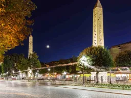 Theodosiuksen obeliski kohoaa majesteettisesti Istanbulin hippodromilla kaupungin keisarillisen loiston muistoksi