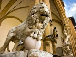 Marmorinen leijonaveistos taiteellisten yksityiskohtien ympäröimänä Marmorinen leijonaveistos taiteellisten yksityiskohtien ympäröimänä