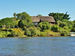 Mowana Lodge järven puolelta