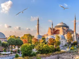 Hagia Sofia Istanbulissa ilta-auringossa, minareettien ja vihreiden puiden ympäröimänä Hagia Sofia Istanbulissa ilta-auringossa, minareettien ja vihreiden puiden ympäröimänä