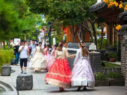 Jeonju Hanok Village – vieraat perinteisissä hanbok-asuissa luovat alueelle erityistä tunnelmaa