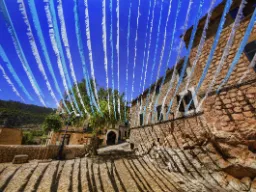 Värikkäät koristenauhat Valldemossassa Värikkäät koristenauhat Valldemossassa