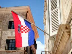 Kroatian lippu viidellä pienellä vaakunalla