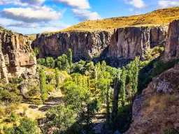 Ihlara-laakso jyrkkine kallioseinämineen ja vehreine luontoineen Ihlara-laakso jyrkkine kallioseinämineen ja vehreine luontoineen
