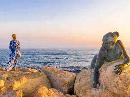 Patsas "Sol Alter" Paphoksen rantakadulla – kunnianosoitus Afroditeelle Patsas "Sol Alter" Paphoksen rantakadulla – kunnianosoitus Afroditeelle