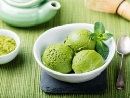 Matcha-jäätelö – japanilainen vihreä tee -jäätelö aidolla matchajauheella