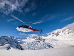 Helikopteri Franz Josef -jäätikön yllä
