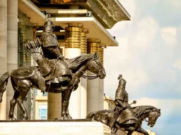 Ratsastajapatsaat Tšingis-kaanin muistomerkillä parlamentin edessä Ulan Batorissa Ratsastajapatsaat Tšingis-kaanin muistomerkillä parlamentin edessä Ulan Batorissa