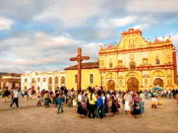 Plaza 31 de Marzo San Cristóbalin katedraalin taustalla