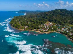 Ilmakuva Puerto Viejosta Costa Rican Karibian rannikolla