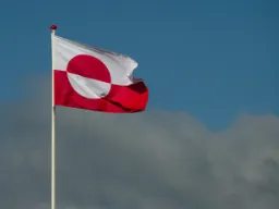 Grönlannin lippu kuvaa jään, meren ja auringon vuorovaikutusta
